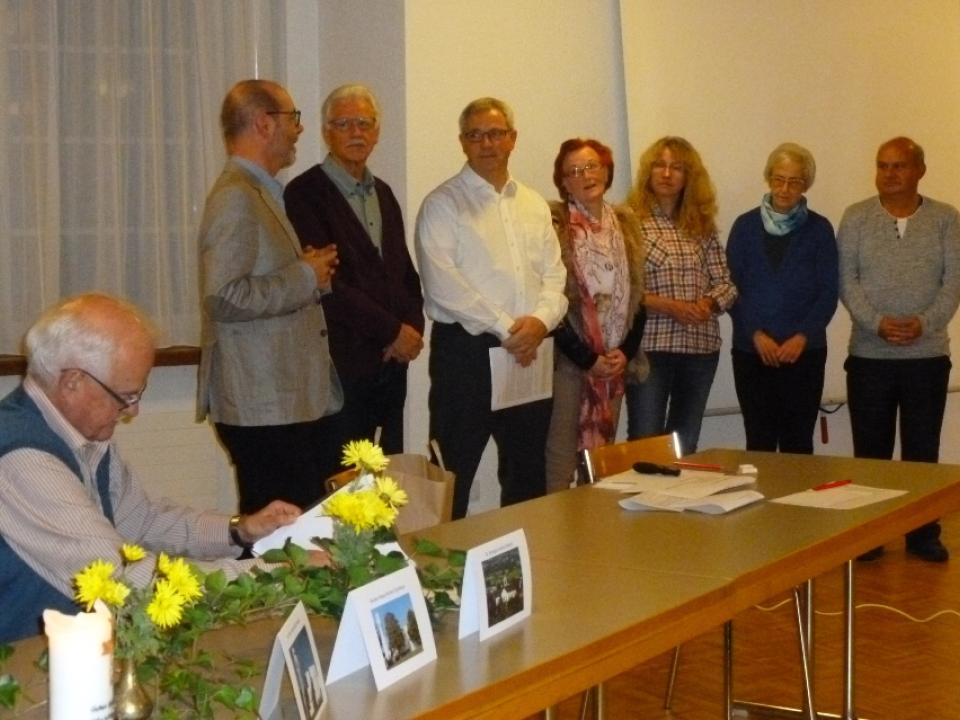 Pfr. Raimund Obrist mit der Projektgruppe