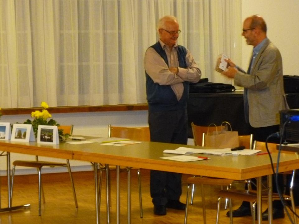 Pfr. Raimund Obrist bedankt sich beim Projektleiter Andreas Imhasly