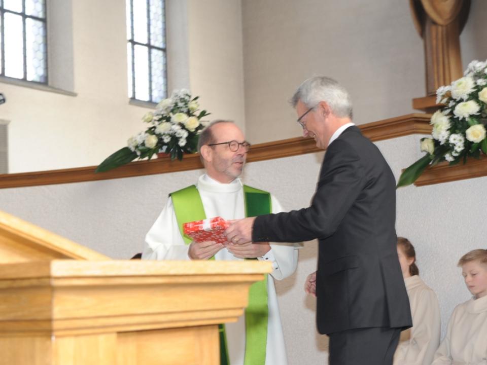 Kirchenpräsident Alex Frei bedankt sich bei Pfr. Raimund Obrist