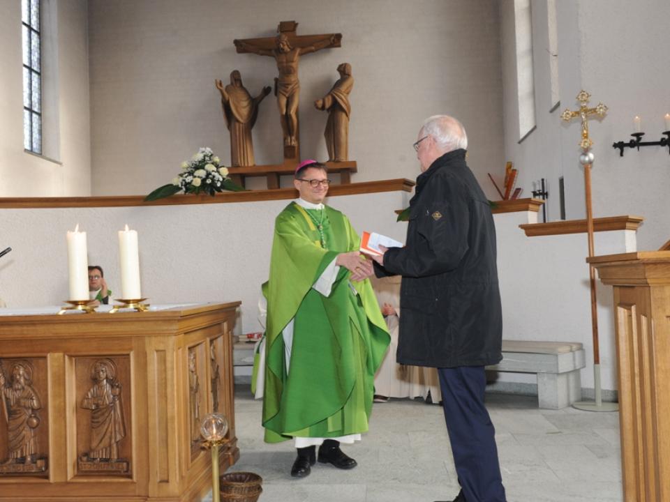 Bischof Felix Gmür bedankt sich bei Projektleiter Andreas Imhasly