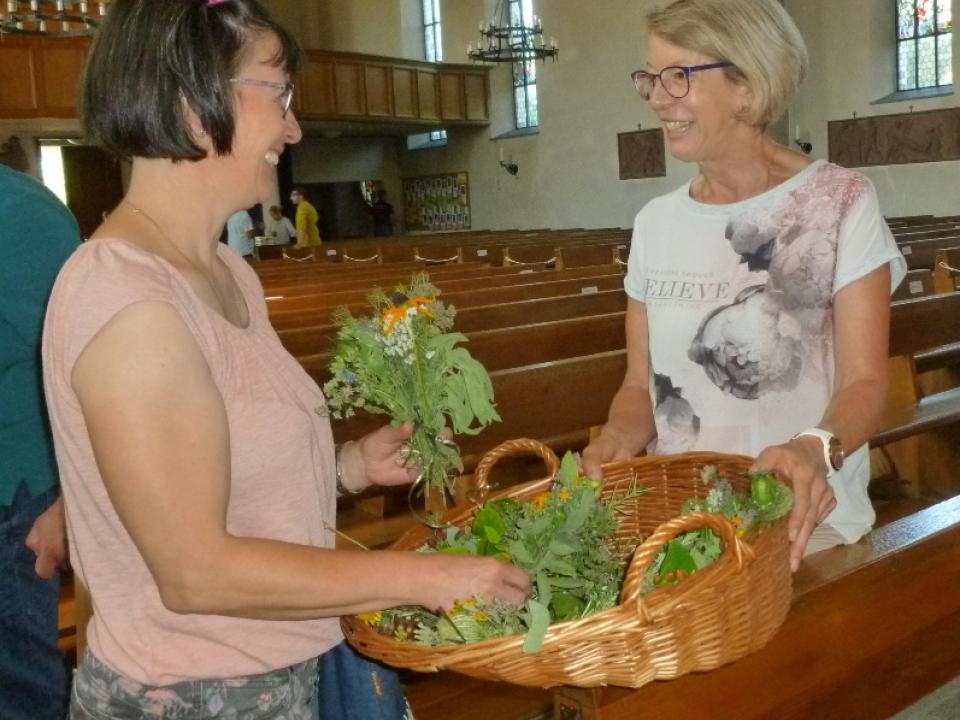 Verteilen der gesegneten Sträusschen