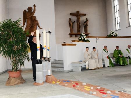 Entzünden der drei Pastoralraum Kerzen