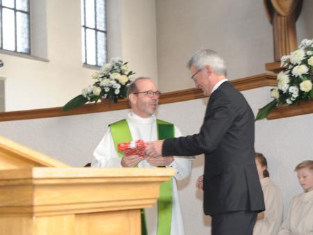 Kirchenpräsident Alex Frei bedankt sich bei Pfr. Raimund Obrist