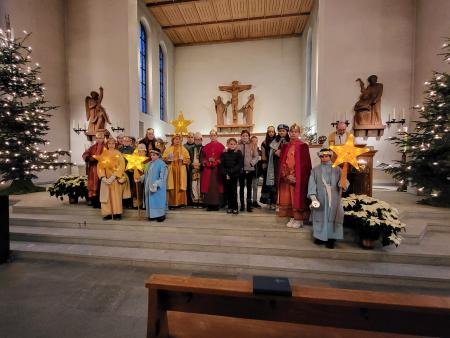 Motivierte Sternsinger:innen und Erwachsene segensreich unterwegs