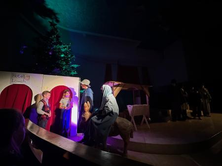 Maria und Josef suchen ein freies Zimmer zum Übernachten