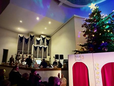 Jugendchor mit Caroline Kamm und Giuseppe Iasiello mit Band