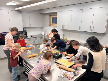 Weihnachtsbacken mit der Familie in der Pfarrei St. Antonius von Padua, SIRNACH