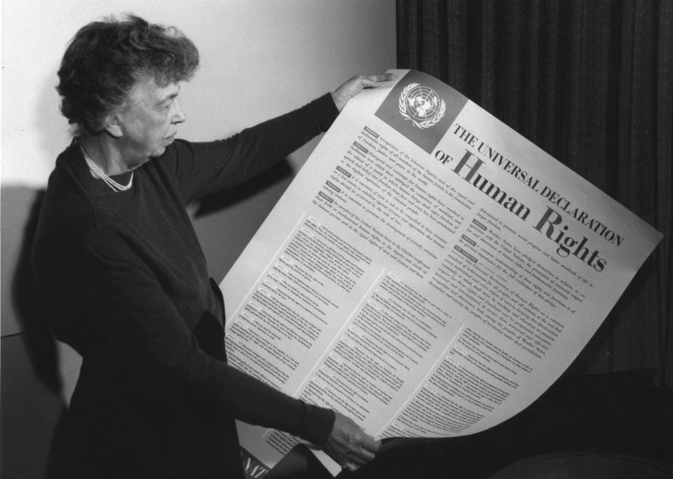Eleanor Roosevelt mit einem Ausdruck der AEMR im November 1949